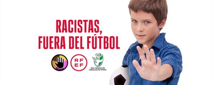00100_0000061270_1_Racistas_Fuera_Carrusel