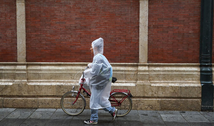 Avisos por lluvia y tormenta este viernes en Andalucía occidental que se prolongarán durante todo el fin de semana