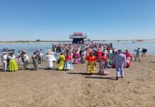 Más de 10.000 romeros cruzam Bajo de Guía en Sanlúcar camino de El Rocío 2026